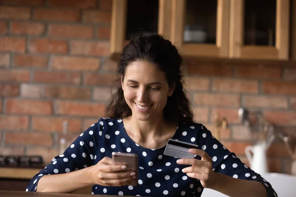 Młoda Latynoska kobieta dokonać zakupu online za pomocą karty kredytowej smartfona — Zdjęcie stockowe