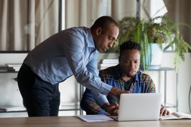 Yetenekli Afrikalı etnik köken lideri çok ırklı meslektaşlarına koçluk yapıyor..