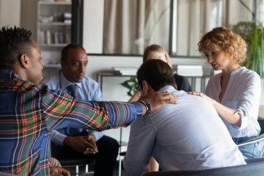 Merhametli genç iş adamları depresyondaki meslektaşlarını destekliyor..
