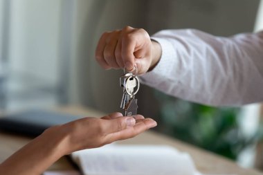 Müşteriye anahtar veren profesyonel emlakçıyı kapat.