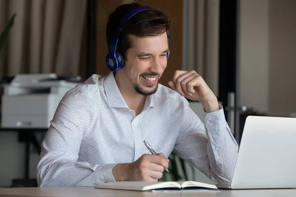 Joven empleado latino alegre y sincero estudiando remotamente. —  Fotos de Stock