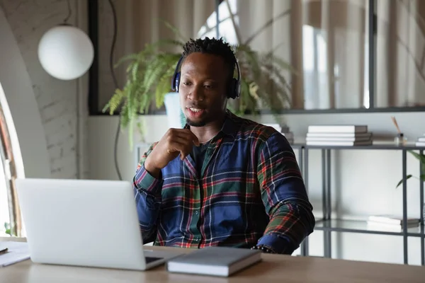 Confiante jovem empresário étnico africano realizando videochamada. — Fotografia de Stock