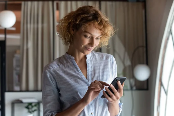 Le ganska ung affärskvinna med smartphone på kontoret. — Stockfoto