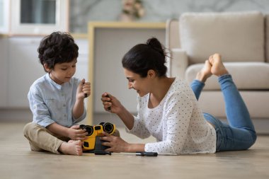 Mutlu Hintli anne ve küçük oğlu motor tamircisi oyunları oynuyorlar.