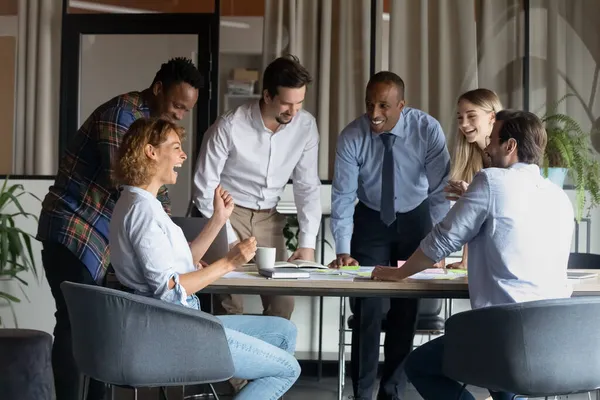 Employés amicaux de race mixte profitant d'une activité de remue-méninges au bureau. — Photo