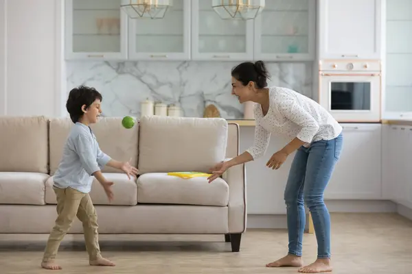 Maman indienne excitée jouant à des jeux actifs avec le petit fils — Photo