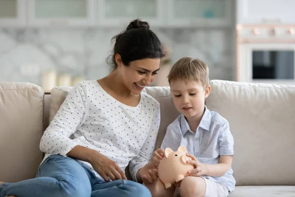 Gelukkig mam onderwijs weinig zoon naar sparen geld — Stockfoto