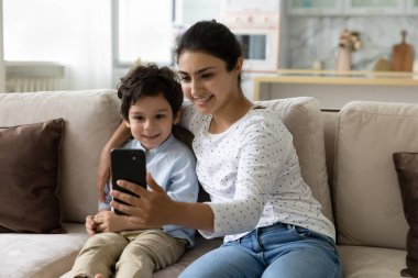 Mutlu anne ve küçük oğlu birlikte selfie çekiyorlar.