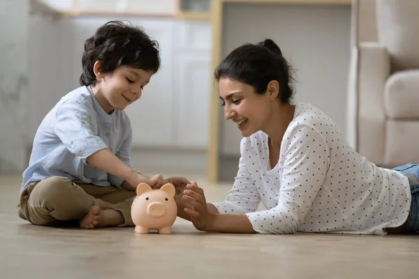 Glückliches indisches Kind und junge Mutter sparen zusammen — Stockfoto
