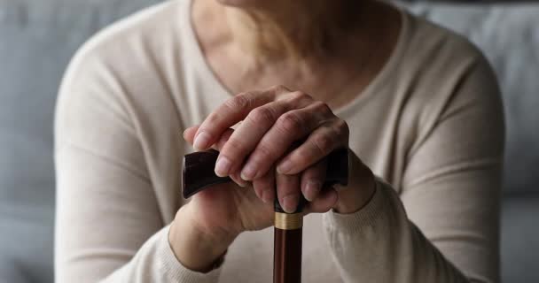 Gros plan de la canne à pied dans les mains de la femelle mature malade — Video