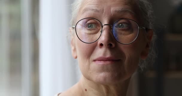 忧心忡忡的老年女性养老金领取者的近视脸 — 图库视频影像