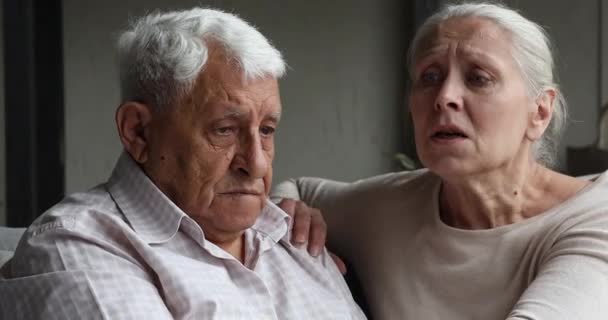 Förstå äldre fru stöd sorgsen make övertyga om att övervinna svårigheter — Stockvideo