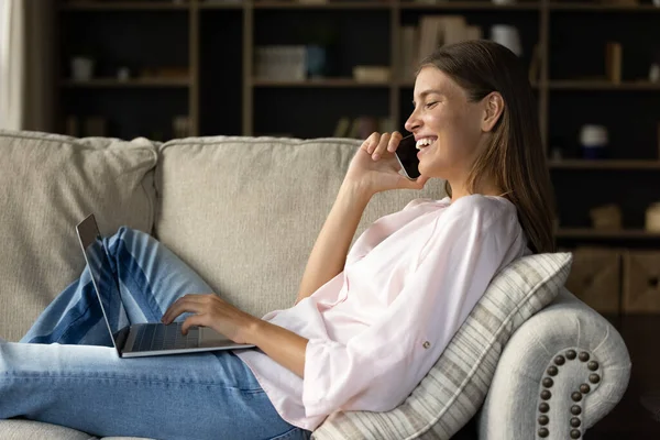 Glimlachende jonge mooie vrouw multitasking thuis. — Stockfoto