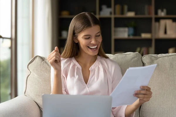 Glad positiv ung kvinna läser uppsats med goda nyheter. — Stockfoto