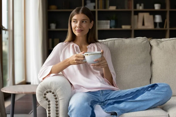 Felice bella rilassata giovane donna che beve caffè. — Foto Stock