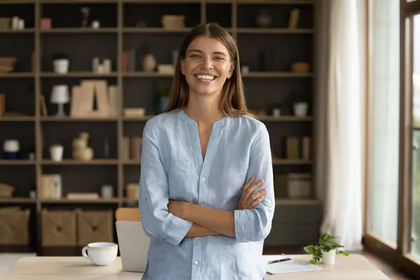 Портрет улыбающейся красивой молодой предпринимательницы, позирующей в офисе. — стоковое фото