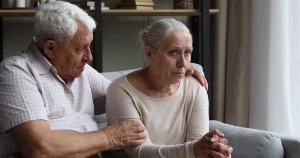 Співчутливий старий втішає кохану літню жінку висловлює розуміння співпереживання — стокове відео