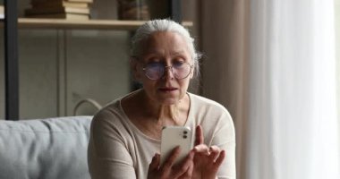 Heyecanlı yaşlı kadın akıllı telefondan online oyunu kazanınca şaşırdı.