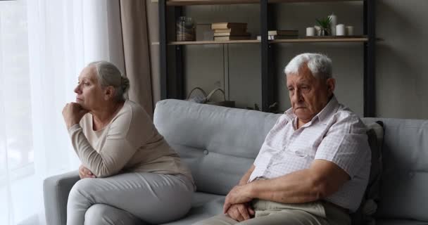 Sorglig bitter ålderdom familj par sitta på soffan separat — Stockvideo