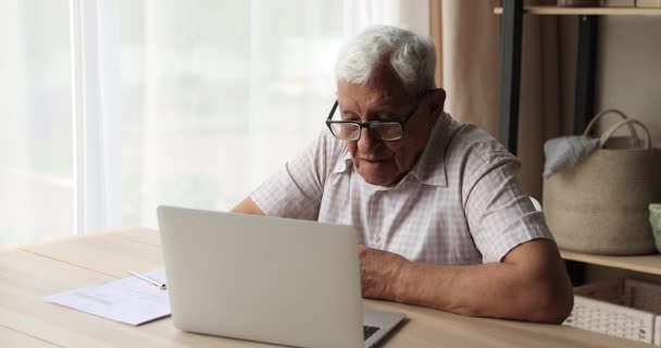 Homem envelhecido desfrutar de trabalho conveniente no serviço on-line no PC — Vídeo de Stock