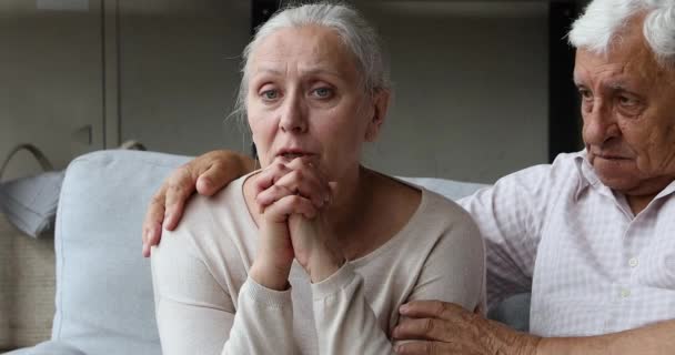 Vinný starší muž objetí ramena rozmrzelé manželky požádat o odpuštění — Stock video