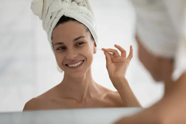 Sorridente giovane bella donna ispanica pulizia orecchie con tampone di cotone. — Foto Stock