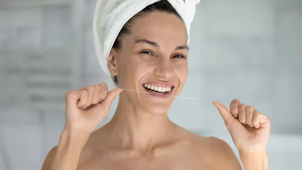 Happy young hispanic latina woman using dental floss. — Stock Photo, Image