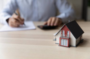 Genç adam kendi konaklama giderlerini hesaplıyor..