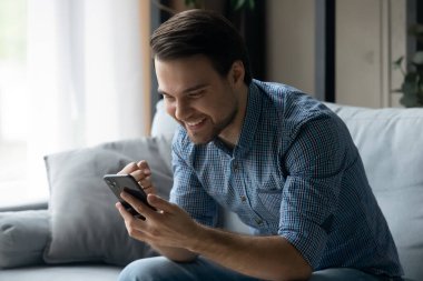 Mutlu milenyum adamı çevrimiçi piyangoyu kutluyor..