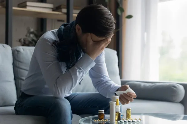 Stressé jeune homme malsain souffrant de premiers symptômes de grippe. — Photo