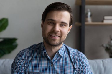 Video görüşmesi yapan yakışıklı genç adam..