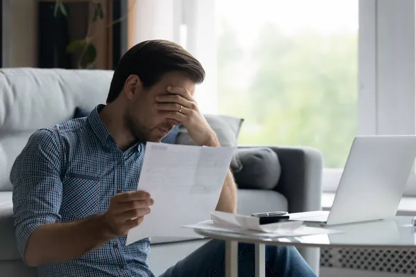 Depressiver unglücklicher junger Mann hat finanzielle Probleme. — Stockfoto