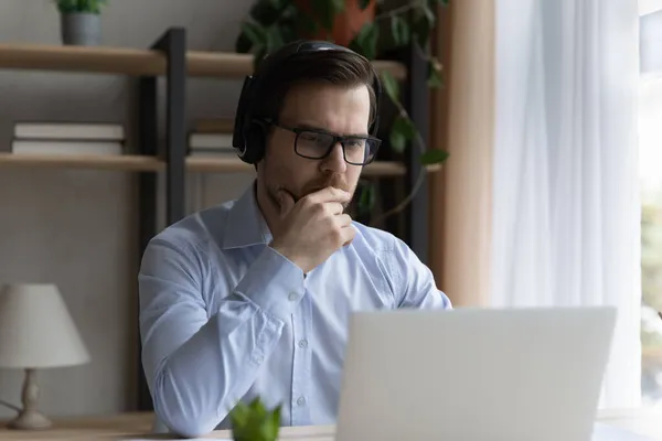 Enfocado joven hombre de negocios celebración de video llamada reunión. — Foto de Stock