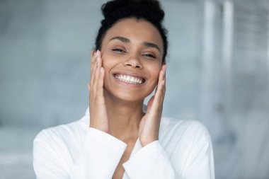 Mükemmel ciltli mutlu bir Afrikalı Amerikalı kadının portresi..