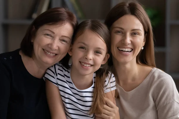 Huvudskott porträtt av leende tre generationer av kvinnor tillsammans — Stockfoto