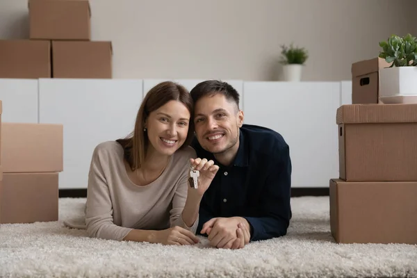 Retrato de pareja feliz mostrando clave, emocionado por la reubicación — Foto de Stock