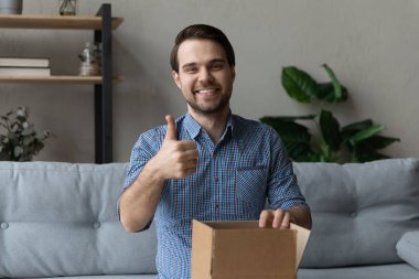 Mutlu genç adam hızlı teslimat hizmeti öneriyor..