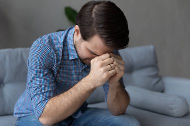 Depresyondan muzdarip mutsuz genç adam.