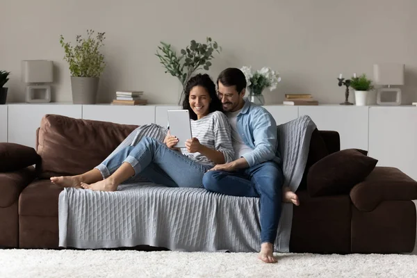 Full length coppia felice divertirsi con tablet a casa — Foto Stock