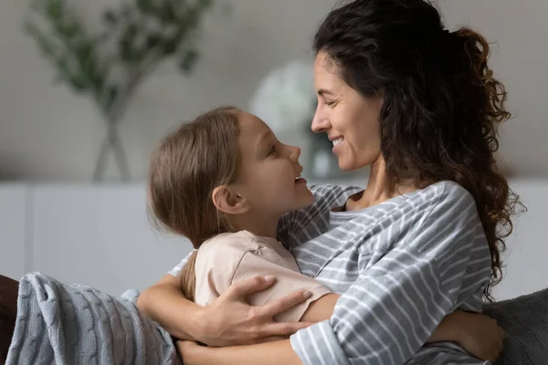 Närbild omtänksam mor och liten dotter njuter ömma ögonblick — Stockfoto