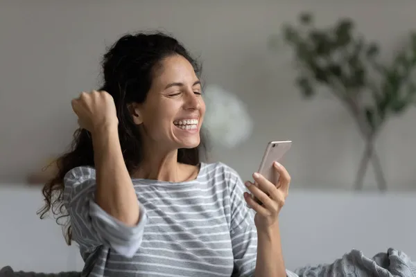 Head shot närbild upphetsad kvinna som håller smartphone, fira framgång — Stockfoto