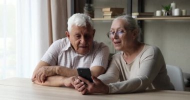 Akıllı telefon ekranında yaşlı bir kadına gösterilen fotoğraf.