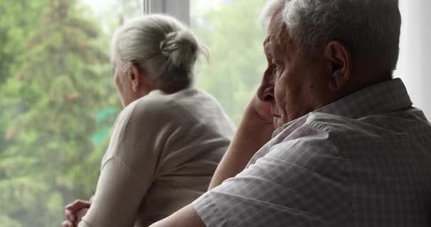 Droevige gepensioneerde man denkt na over verzoening met vrouw na ruzie — Stockvideo