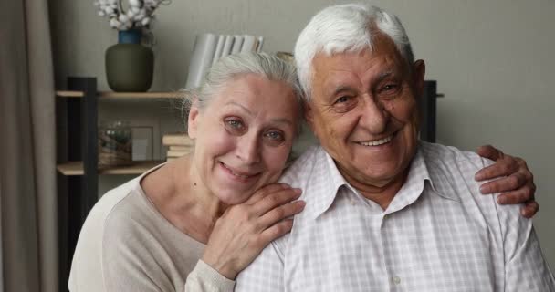 Snímek hlavy portrét láskyplný důchodce manželka objetí ramena milovaného manžela — Stock video