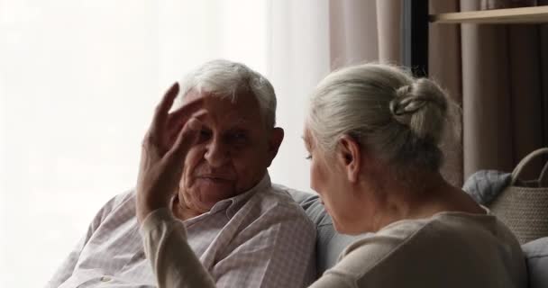Starší muž žena na penzionu chat na pohodlném gauči — Stock video