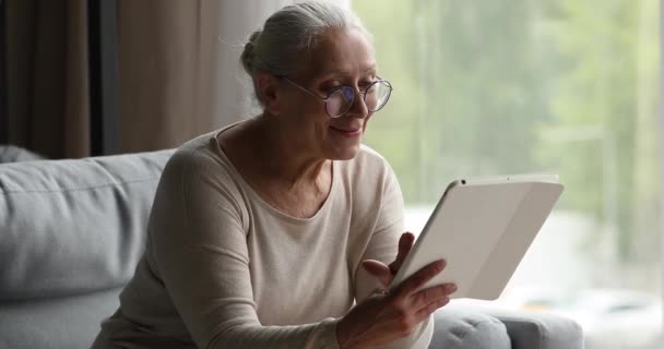 Glückliche Rentnerin mit 60 Jahren vernetzt sich auf Touchpad-Gerät — Stockvideo
