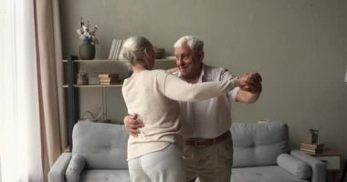 Evde vals yapan enerjik yaşlı eşler gençlik günlerini hatırlıyorlar.