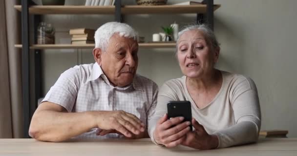 Orang tua yang bahagia berkomunikasi dengan anak-anak dewasa melalui video — Stok Video