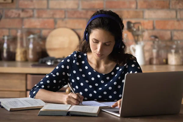 Young latina female wear earphones study on distance using pc — Stock Photo, Image