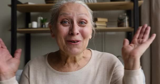 흥분 한 할머니가 웹캠에 손을 흔들며 비디오로 얘기하는 모습 — 비디오